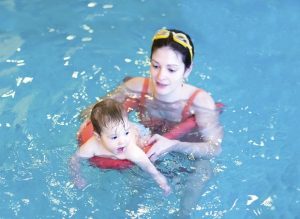 natacao com seu bebê - atividades físicas para crianças