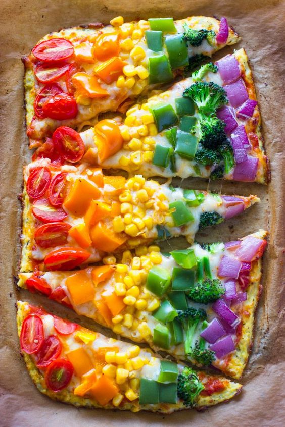 pizza arco-íris com massa feita de couve flor- cores para crianças